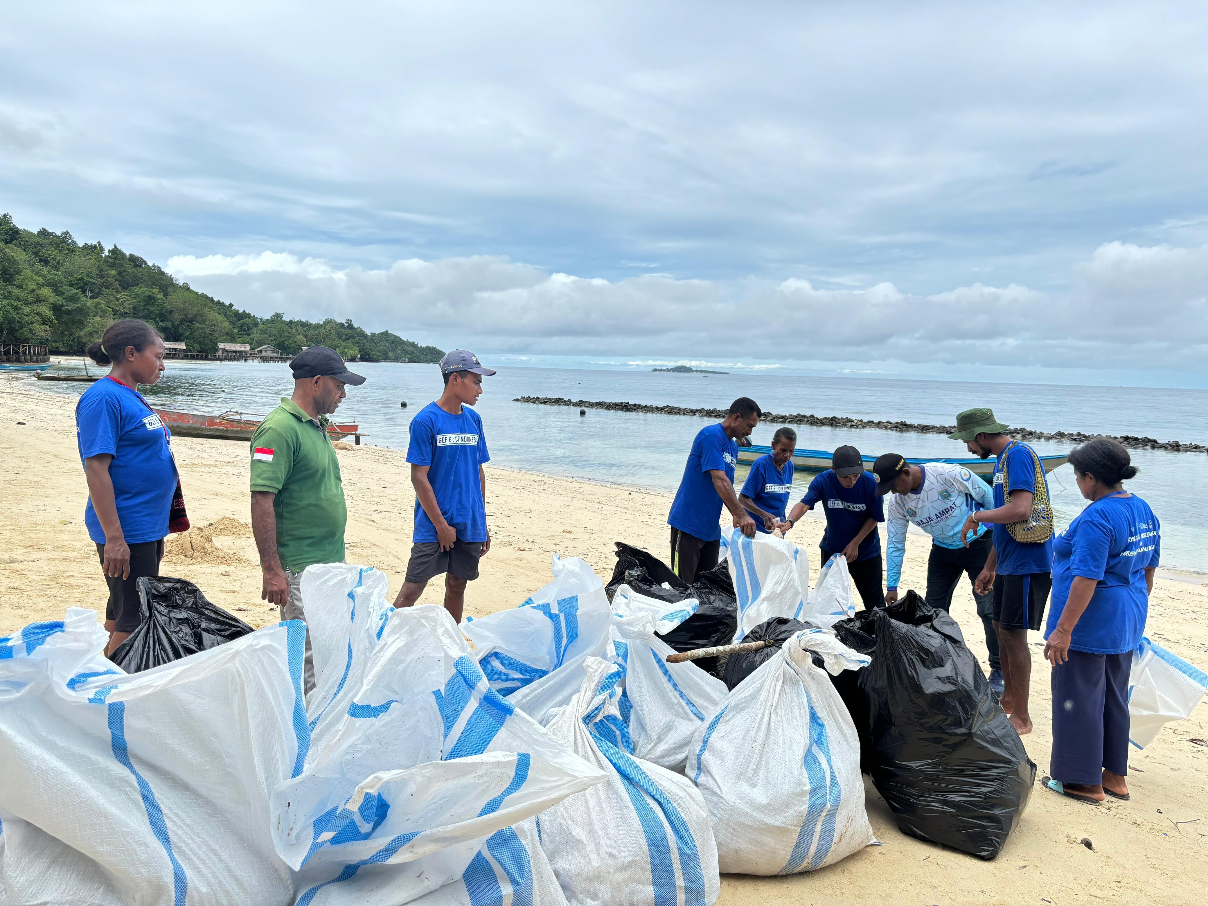 Kementerian Kelautan dan Perikanan (KKP) bersama DKP Kabupaten Raja Ampat melakukan sosialisasi pencegahan dan penanganan sampah laut sekaligus melakukan aksi bersih-bersih pantai di Kampung Saporkren, Distrik Waigeo Selatan Kabupaten Raja Ampat, Tindak Lanjut Program Blue Economy KKP difasilitasi pendanaan hibah GEF 6 CFI Indonesia The Ecosystem Approach To Fisheries Management (EAFM) In Eastern Indonesia (Fisheries Management Area (FMA) - 715,717 & 718) Components A, B, And D”. (24/7/2024).